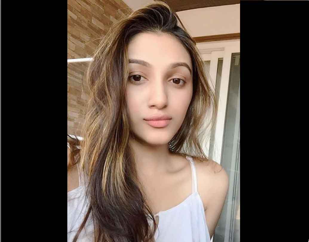 তানিশার মা মানিলা যদিও চান, মেয়ে আগে আরও বেশি করে পড়াশোনায় মন দিক। কারণ তানিশা অত্যন্ত স্পষ্ট বক্তা। ইন্ডাস্ট্রিতে থাকতে গেলে খুব বেশি স্পষ্ট বক্তা হলে নাকি মুশকিল বলে মনে করেন মানিলা।