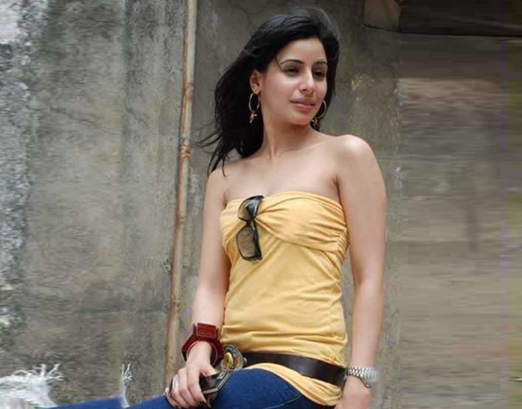 প্রায়ই সোশ্যাল মিডিয়ায় ‘হট অ্যান্ড বোল্ড’ অবতারে ছবি পোস্ট করেন তিনি। নেটদুনিয়ায় অসংখ্য ফলোয়ার রয়েছে তাঁর। প্রায়ই সোশ্যাল মিডিয়ায় ‘হট অ্যান্ড বোল্ড’ অবতারে ছবি পোস্ট করেন তিনি। নেটদুনিয়ায় অসংখ্য ফলোয়ার রয়েছে তাঁর।