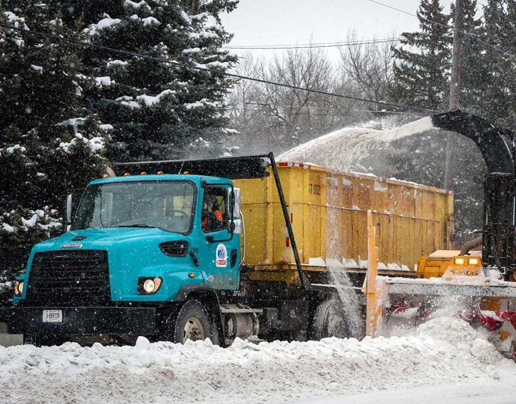 গত এক সপ্তাহ ধরে প্রতি ঘণ্টায় গড়ে এক ইঞ্চি করে বরফ পড়েছে এই শহরে। বরফ পড়ার রেকর্ড হয়েছে চলতি বছর।