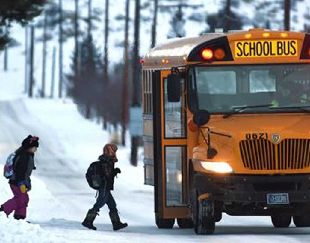 একই সঙ্গে শুরু হয়েছে তুষারঝড়ও। তবে বৃষ্টি শুরু হয়েও ফোঁটা পড়ার সঙ্গে সঙ্গেই তা জমে বরফ হয়ে গিয়েছে।