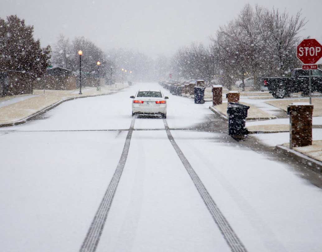 রবিবার তুষারপাতের পরিমাণ আরও বাড়তে পারে, জানিয়েছেন আবহবিদরা। বৃষ্টি হচ্ছে ওকলাহোমাতেও।