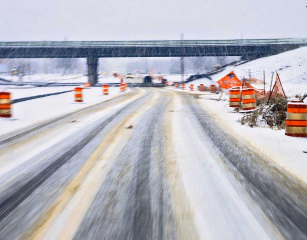 ওকলাহামা শহরের একটি রাস্তায় তুষারঝড়ের ফলে যান চলাচলে সমস্যাও হচ্ছে। বেশ কয়েকটি জায়গায় গাছগুলিও একেবারে বরফে মোড়া।