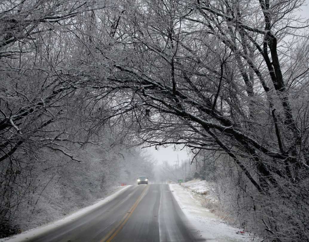 ওকলাহোমা শহরে তুষারপাতের বেশ কয়েকটি ছবি সোশ্যাল মিডিয়ায় ভাইরাল হয়েছে। হিমাঙ্কের অনেকটাই নীচে থাকছে তাপমাত্রা।