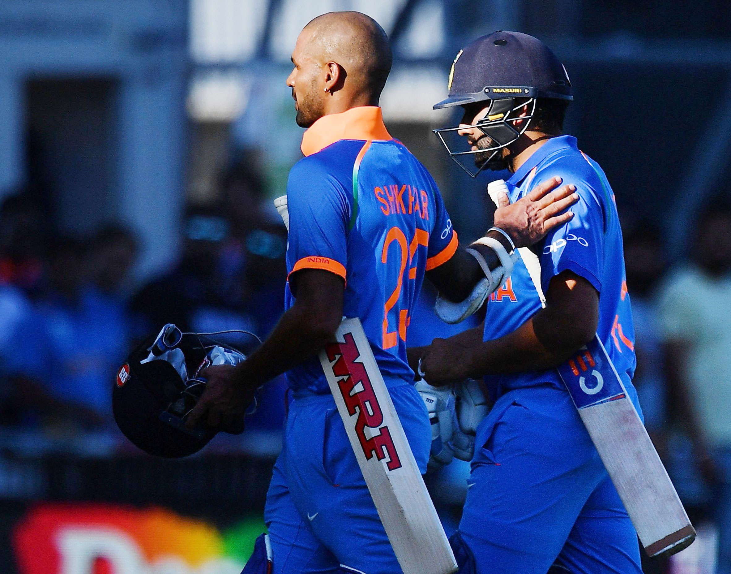 দুই ওপেনার রোহিত শর্মা এবং শিখর ধওয়ন মিলে ২৫.২ ওভারে ১৫৪ রান তোলেন। ৯৬ বলে ৮৭ রান করে আউট হন রোহিত। অন্য দিকে, ৬৭ বলে ৬৬ রান তোলেন শিখর। রোহিতের ইনিংসে ছিল ৩টি বিশাল ছয়। ছয় না হাঁকালেও ৯টি চার মেরেছেন শিখর।