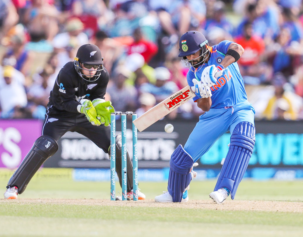 শিখরের পর তিন নম্বরে ব্যাট করতে নামেন বিরাট কোহালি। তবে নিজের হাফ সেঞ্চুরির কাছে এসেও ফিরে যান তিনি। এ দিন ৪৫ বলে ৪৩ রান করে প্যাভিলিয়নে ফেরেন কোহালি। মোট ৫টি চার মেরেছেন তিনি।