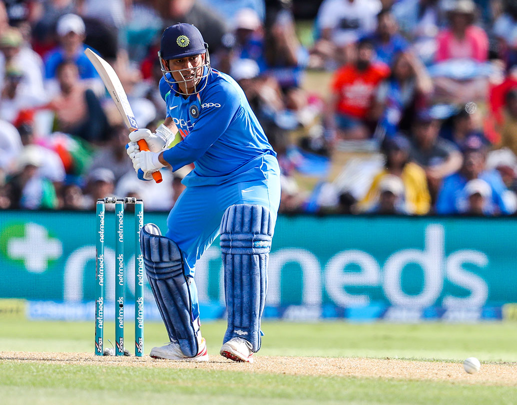 পাঁচ নম্বরে নেমে ভারতীয় ইনিংসকে টেনে নিয়ে যান এমএস ধোনি। শেষ পর্যন্ত অপরাজিত থেকে ৩৩ রানে ৪৮ রান করেন তিনি। ডেথ ওভারে কেদার যাদবের সঙ্গে মিলে দ্রুত রান তোলেন মাহি। শেষ ৭ ওভারে ৭০ রান তোলায় ভারতের রান দাঁড়ায় ৪ উইকেটে ৩২৪ রান।