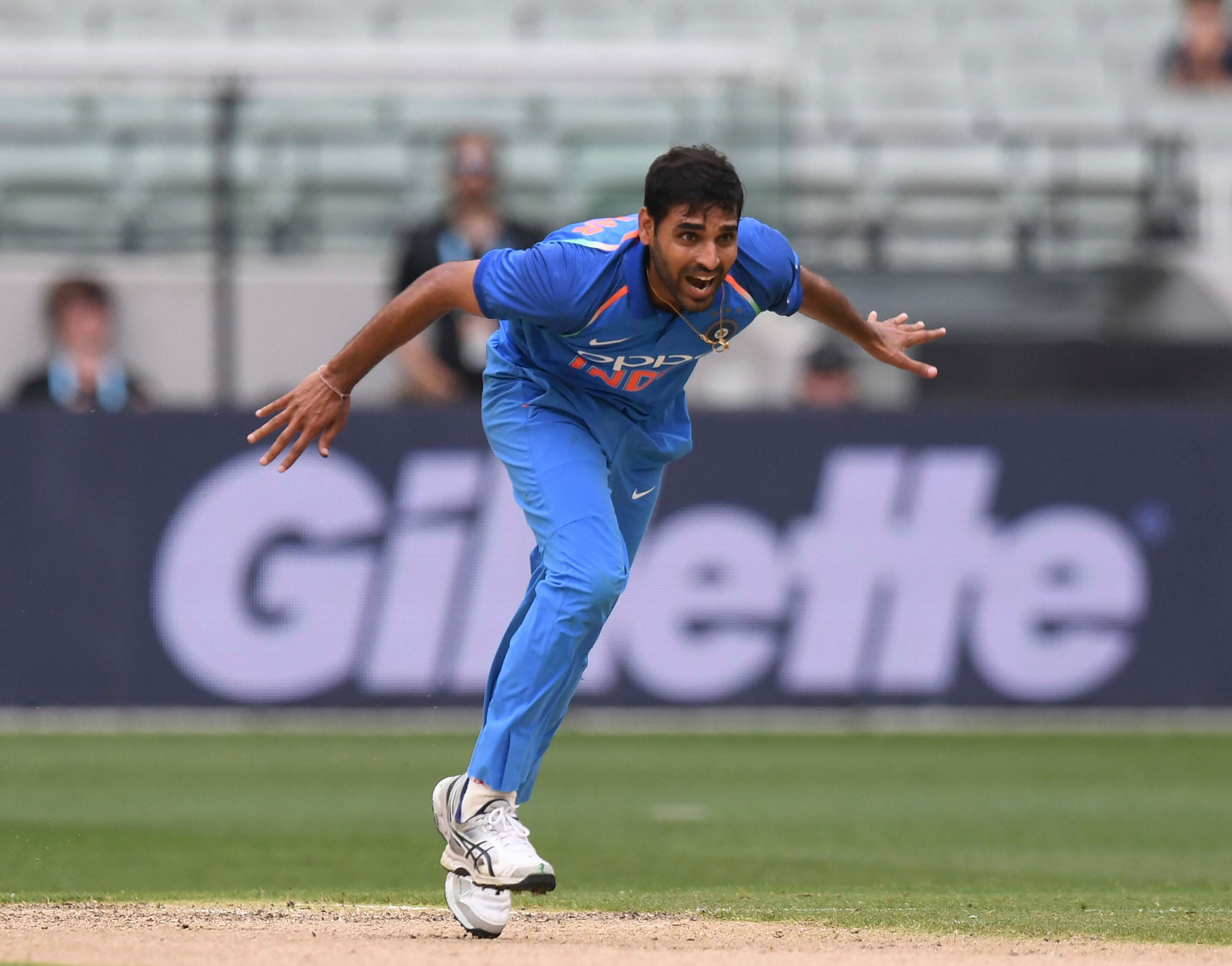 ছোট মাঠ, স্কোয়্যার বাউন্ডারি নিয়ে ৩২৫ রানের লক্ষ্যপূরণ করা কঠিন ছিল না। তবে ৪.৬ ওভারে প্রথম আঘাত হানেন ভুবনেশ্বর কুমার। মার্টিন গাপ্টিলকে মাত্র ১৫ রানে ফেরান তিনি।