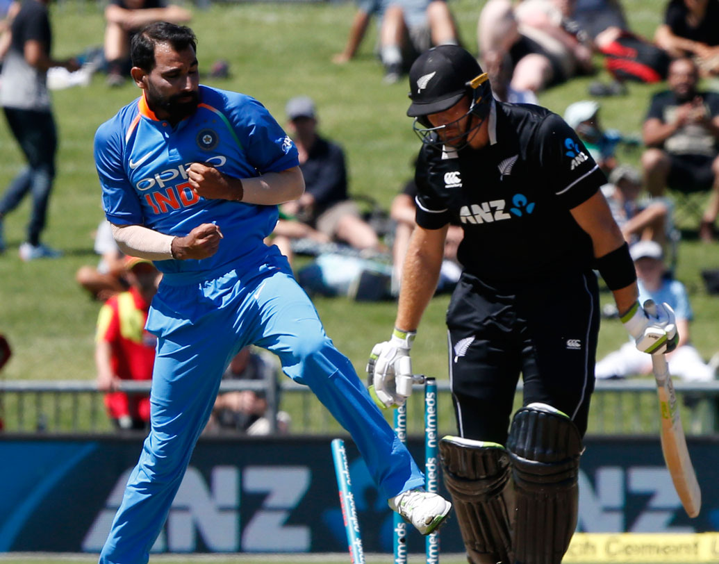 বেশি ক্ষণ ক্রিজে টেকেননি নিউজিল্যান্ড ক্যাপ্টেন কেন উইলিয়ামসনও। ১১ বলে ২০ রান করে ফিরে যান তিনি। তাঁর উইকেট নেন মহম্মদ শামি।