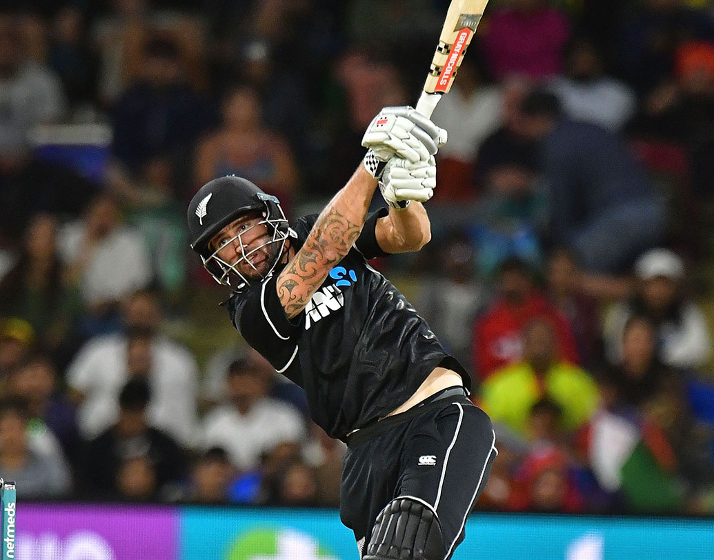 উইলিয়ামসন ফিরে যাওয়ার পর ডাগ ব্রেসওয়েল ছাড়া আর কোনও কিউয়ি ব্যাটসম্যানই বড় রান করতে পারেননি। ৪৬ বলে ৫৭ রানের ইনিংসে কিছুটা আশা জাগিয়েছিলেন ব্রেসওয়েল। তাঁকেও প্যাভিলিয়নে ফেরান ভুবনেশ্বর কুমার।