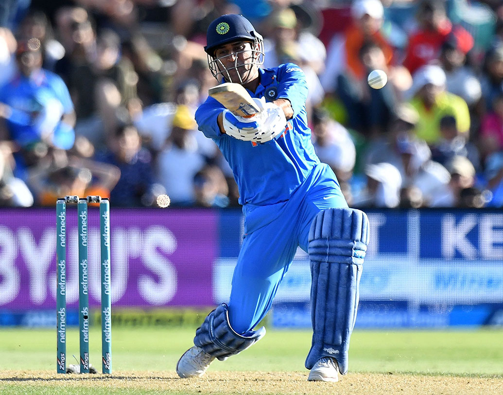 বে ওভালে নিজের ৩৩৪তম ম্যাচ খেলে রেকর্ড বইতে নাম তুলে ফেললেন এমএস ধোনি। সচিন তেন্ডুলকর (৪৬৩ ওয়ান ডে) এবং রাহুল দ্রাবিড় (৩৪০ ওয়ান ডে)-এর পর মহম্মদ আজহারউদ্দিনের সঙ্গে যুগ্ম ভাবে ভারতীয়দের মধ্যে সর্বাধিক আন্তর্জাতিক ওয়ান ডে ম্যাচ খেলার রেকর্ড করলেন মাহি।