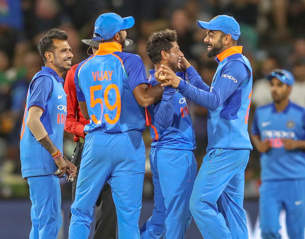 পাঁচ ম্যাচের সিরিজে ২-০ এগিয়ে গেল ভারত। প্রজাতন্ত্র দিবসে নিউজিল্যান্ডকে হারানোর সঙ্গে সঙ্গে একটা অনন্য রেকর্ড হয়ে গেল টিম ইন্ডিয়ার। প্রজাতন্ত্র দিবসে এই প্রথম কোনও ওয়ান ডে ম্যাচ জিতল ভারতের সিনিয়র টিম।