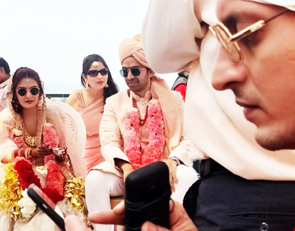 দীর্ঘ দিনের বন্ধু মহাজিরকে বিয়ে করলেন মুকেশ ভট্ট এবং নিলিমা ভট্টের কন্যা সাক্ষী ভট্ট। গত ২৫ জানুয়ারি মুম্বইতে খুব কাছের কিছু বন্ধুদের উপস্থিতিতে মহাজিরের সঙ্গে গাঁটছড়া বাঁধলেন সাক্ষী। বিয়ের দিন সাক্ষীর পরনে ছিল গোলাপী লেহেঙ্গা আর পাত্র মহাজির পরেছিলেন গোল্ডেন শেরওয়ানি।