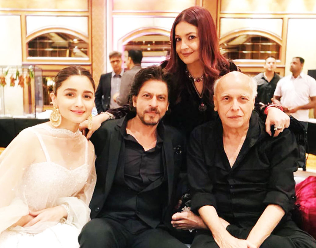 ভট্ট পরিবারের সক্কলে ছিলেন বিয়েতে। মহেশ ভট্ট, আলিয়া ভট্ট থেকে পূজা ভট্ট নবদম্পতির পাশাপাশি ভট্ট পরিবারের সবাই ছিলেন প্রায়।