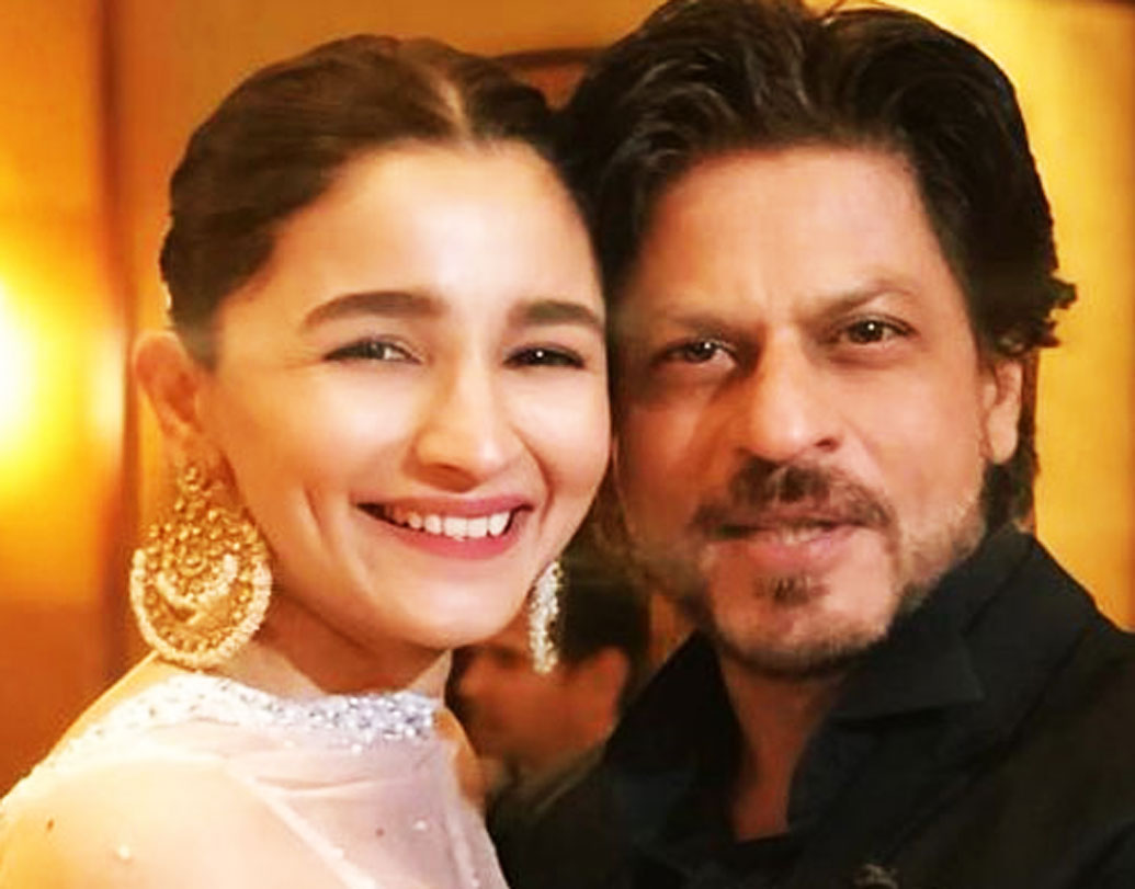 কালো শুটে পরে এসেছিলেন শাহরুখ খান। কখনও আলিয়ার সঙ্গে সেলফিতে, কখনও আবার পূজা ভট্ট, মহেশ ভট্ট এবং আলিয়ার সঙ্গে গ্রুপ ছবিতে মেতে ছিলেন বলিউডের কিং খান।