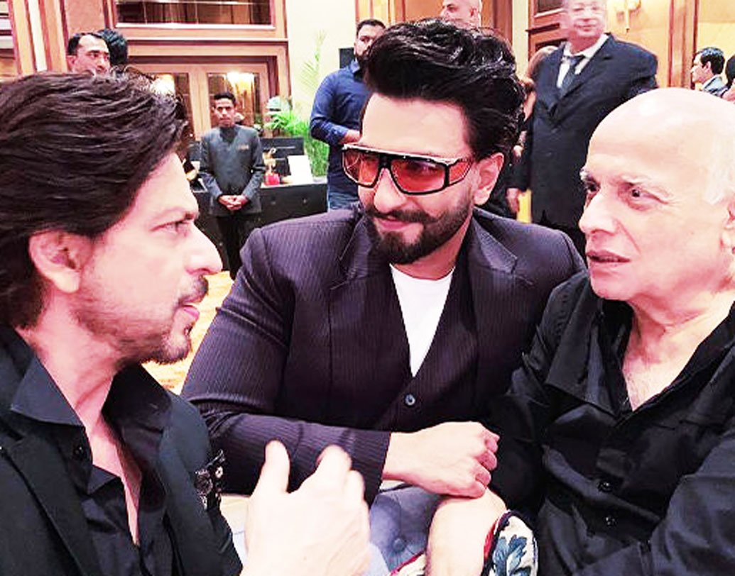 আলিয়ার নতুন ছবির হিরো অর্থাৎ ‘গালি বয়’-এর রণবীর সিংহও চলে এসেছিলেন। শাহরুখ খান আর মহেশ ভট্টের সঙ্গে হাসি-ঠাট্টা করতে দেখা গেল রণবীরকে।