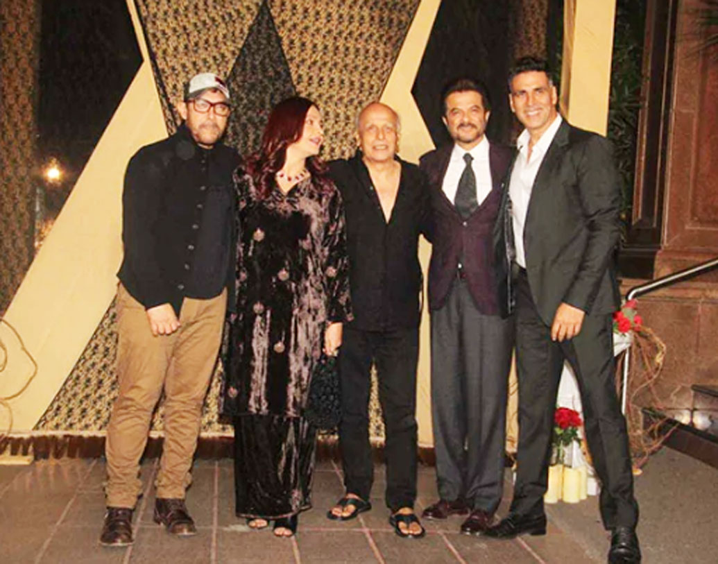 বাদ যাননি অনিল কপূরও। পূজা ভট্ট, আমির খান, মুকেশ ভট্ট, অক্ষয় কুমার সবাইকে নিয়ে একটি গ্রুপ ফোটোও তোলেন অনিল।