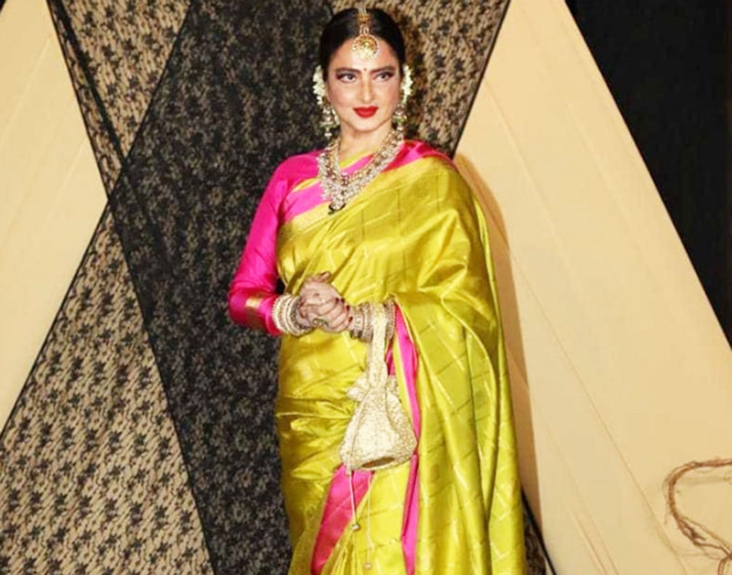 সবুজ আর গোলাপিতে কাজ করা একটি শাড়ি পরে এসেছিলেন রেখা। আজও রেখার এ হেন লুকে হার মানতে পারেন হালফিলের নায়িকারা।