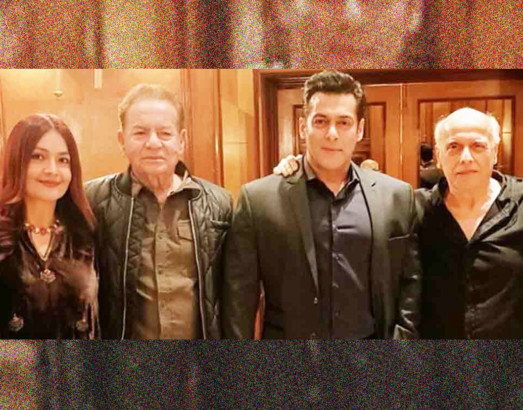 সলমন খান একা আসেননি। সঙ্গে বাবা সেলিম খানকেও নিয়ে এসেছিলেন। মহেশ ভট্ট আর পূজা ভট্টের সঙ্গে ছবিও তুলতে দেখা গিয়েছে সলমন এবং সেলিম খানকে।