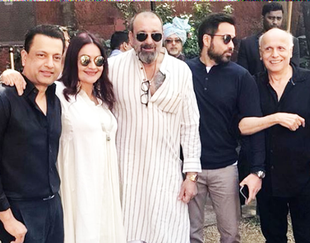 ভট্ট পরিবারের খুবই কাছের সঞ্জয় দত্ত। তিনি তো হাজির ছিলেনই। ছিলেন ভট্ট পরিবারের আর এক কাছের মানুষ ইমরান হাশমি।