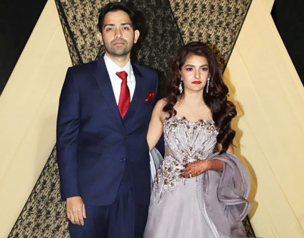 খুড়তুতো বোনের বিয়ের খবর সর্বপ্রথম শেয়ার করেন পূজা ভট্টই। সাক্ষী আর মহাজিরের একটি ছবিও শেয়ার করেন অভিনেত্রী। আর লেখেন, ‘ভট্ট পরিবারের বেবি সাক্ষী মহাজিরকে বিয়ে করছে। আর বিয়েতে পুরো ভট্ট পরিবারকে দেখেই মনে হচ্ছে মন্দসৌরওয়ালা ফ্যামিলি।’