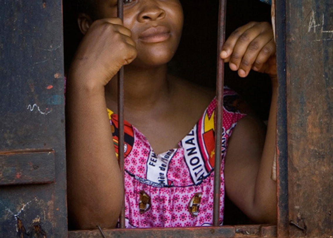 কোনওরকম চাপে পড়ে নয়, মায়েরাই স্বতঃপ্রণোদিত হয়ে কিশোরী মেয়েদের এই নির্যাতনের মধ্যে দিয়ে নিয়ে যান। এর পোশাকি নাম চেস্ট আইরনিং।