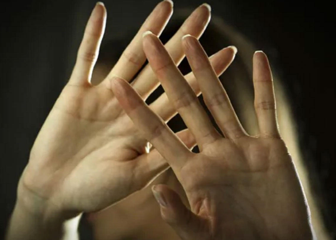 মায়েদের ধারণা, এর ফলে তাঁর কন্যা সন্তানরা পুরুষদের যৌন নির্যাতন থেকে নিজেদের বাঁচাতে পারবে। ধর্ষিত হতে হবে না তাঁদের। কিন্তু মেয়েদের এক যন্ত্রণা থেকে নিষ্কৃতি দিতে গিয়ে যে আরও যন্ত্রণা এবং আরও বেশি ঝুঁকির দিকে ঠেলে দিচ্ছেন, সেটা অবশ্য জানেন না তাঁরা। কী ভাবে করা হয় এই চেস্ট আইরনিং?