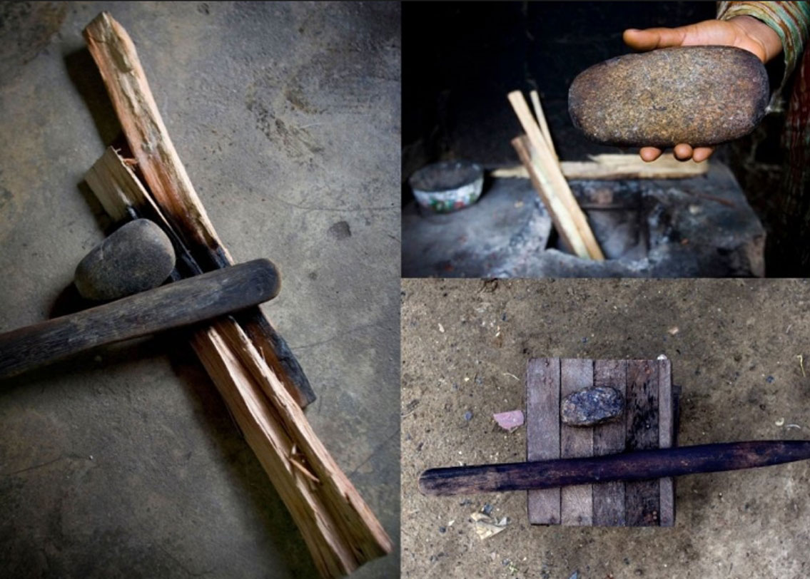 মা, কাকিমা বা দিদা-ঠাকুমারা প্রথমে পাথরের টুকরো খুব গরম করে নেন (পাথরের বদলে অনেকটা তাপমাত্রা সহ্য করতে পারে এমন যে কোনও ধাতব জিনিস দিয়েও এটা করা হয়ে থাকে)। তার পর সেই পাথরের টুকরোটা কিশোরীর ছাতির উপর রাখা হয়। ছাতির উপর সেই পাথরের টুকরো দিয়ে মাসাজ করা হয়। পাথরের টুকরো ঠাণ্ডা হয়ে এলে ফের সেটা গরম করে একই পদ্ধতিতে ছাতি মাসাজ করা হয়।