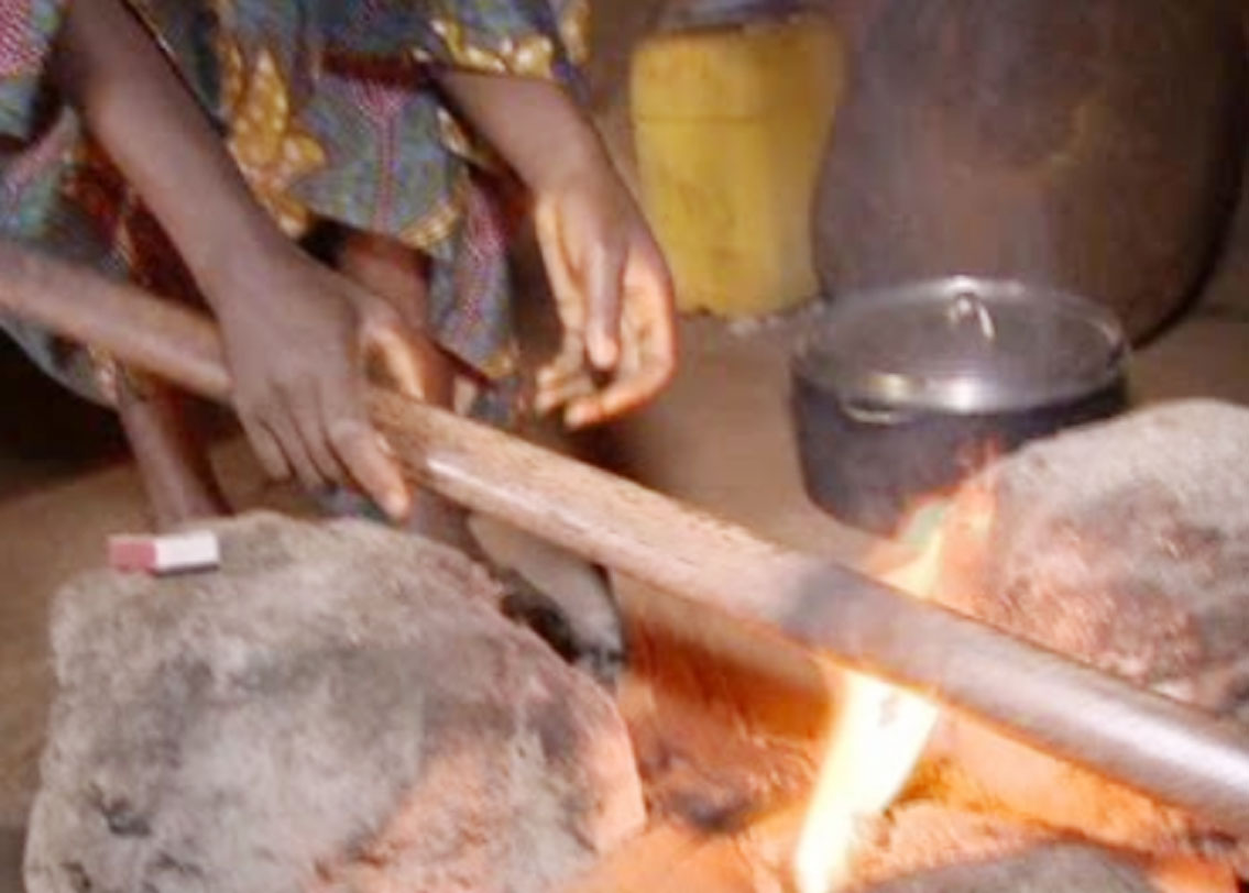মূলত আফ্রিকার ক্যামেরুনে এই প্রথার প্রথম প্রচলন হয়। ক্যামেরুনের পুরুষশাসিত সমাজ মনে করত যে, মেয়েদের স্তনের বৃদ্ধি শুরু হওয়া মানেই তারা যৌন সম্পর্কস্থাপনের জন্য তৈরি। জোর করে বিয়েও দিয়ে দেওয়া হত তাদের। তা রুখতেই এমন একটা উপায় মাথায় আসে মায়েদের। ক্যামেরুন থেকে ক্রমশ আফ্রিকার অন্যান্য দেশেও ছড়িয়ে পড়ে। আর এখন লন্ডনেও এর প্রমাণ মিলছে।