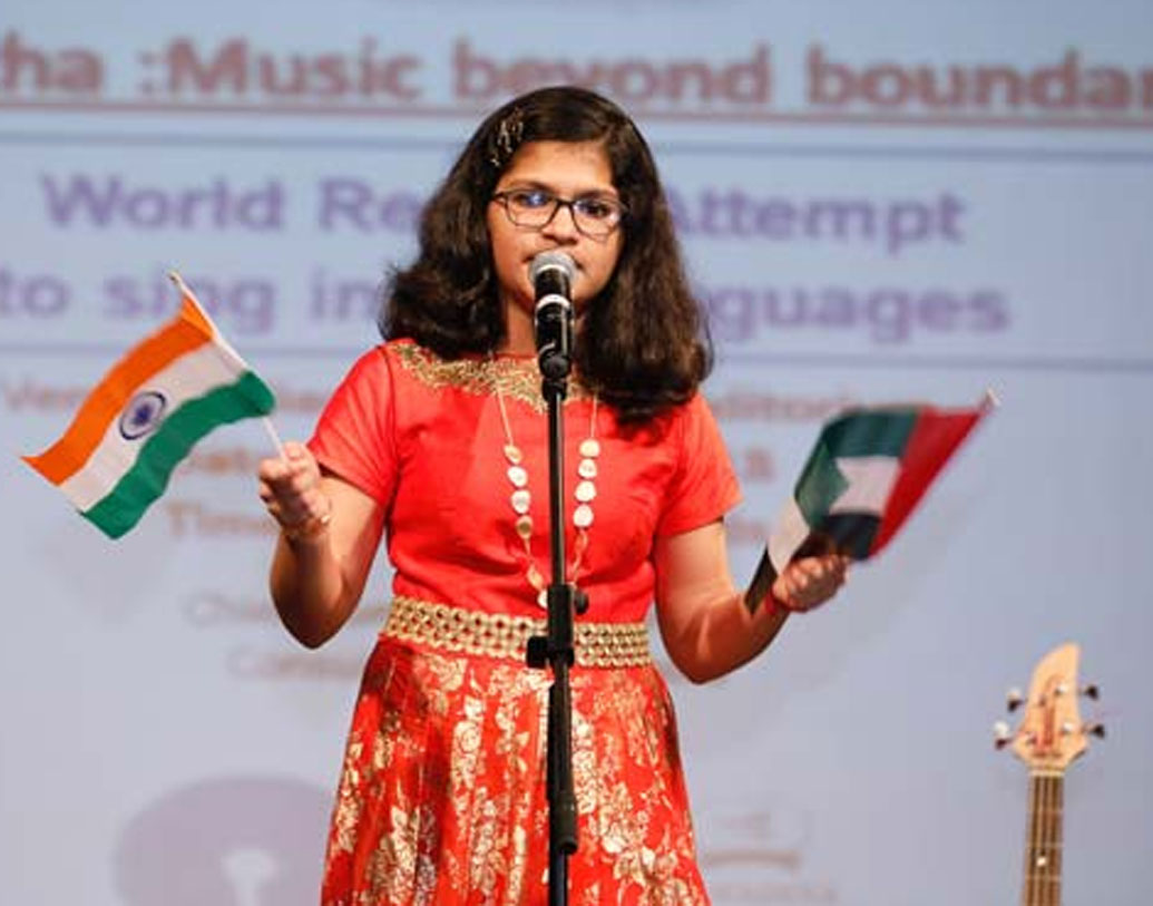 ছোট থেকেই গানের ওস্তাদ সুচেতা। মা-বাবা যেহেতু কেরলের, তা-ই সে মালয়ালম ভাষা আগেই শিখে ফেলেছিল। আর ঠিক করেছিল, হিন্দি আর তামিলও শিখে ফেলবে। সেই শুরু। তার পর থেকে একের পর এক ভাষায় গান গড়গড় করে শিখে ফেলেছে সুচেতা।