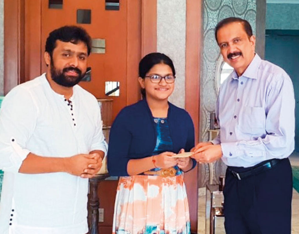 ২০১৮ সালে কেরলে বন্যা দুর্গতদের জন্য একটি গানও গেয়েছিল সুচেতা সতীশ। সঙ্গীত পরিচালক অজয় গোপালের সুরে ‘মাঝাইলাম মায়াথোরু ওনাস্মৃতি’ গানটি জনপ্রিয়ও হয়েছিল। আর এই গান গেয়ে সুচেতা যে টাকা আয় করেছিল তার পুরোটাই দিয়েছিল বন্যায় ক্ষতিগ্রস্তদের জন্য।  সে সময়ে সুচেতা বলেছিল, ‘‘দেশের মানুষের জন্য এই সামান্য কিছু করতে পেরে আমি গর্বিত।’’