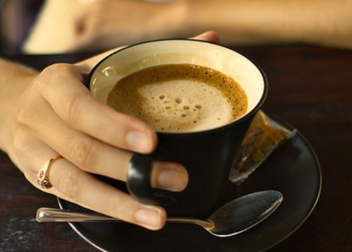 কফির একটা তরতাজা সুগন্ধ রয়েছে। আর এই সুগন্ধকেই কাজে লাগান হাতে। মানে? হাতের সুগন্ধী হিসাবে ব্যবহার করে দেখতে পারেন। সারাদিন নানা কাজ করে আপনার হাতও কিন্তু ক্লান্ত। হাতে অনেক সময় খারাপ গন্ধও হয়। তাঁদের এই পদ্ধতি খুব কাজে লাগবে। সামান্য জলের সঙ্গে কফি পাউডার হাতে ঘষে নিলেই যথেষ্ট।