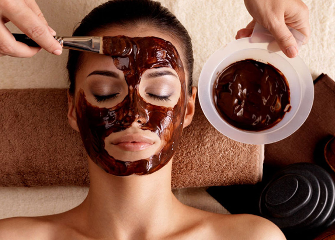 স্কিনের জন্যও কফি খুব উপকারি। রিঙ্কল দূর করে, মৃত কোষ দূর করে এমনকি অ্যান্টি-অক্সিড্যান্টও কফি। এক চা চমক বেকিং সোডার সঙ্গে কফি পাউডার মেশান। তারপর মিশ্রণটা মুখে লাগিয়ে কিছু ক্ষণ রেখে ভাল করে ধুয়ে নিন।