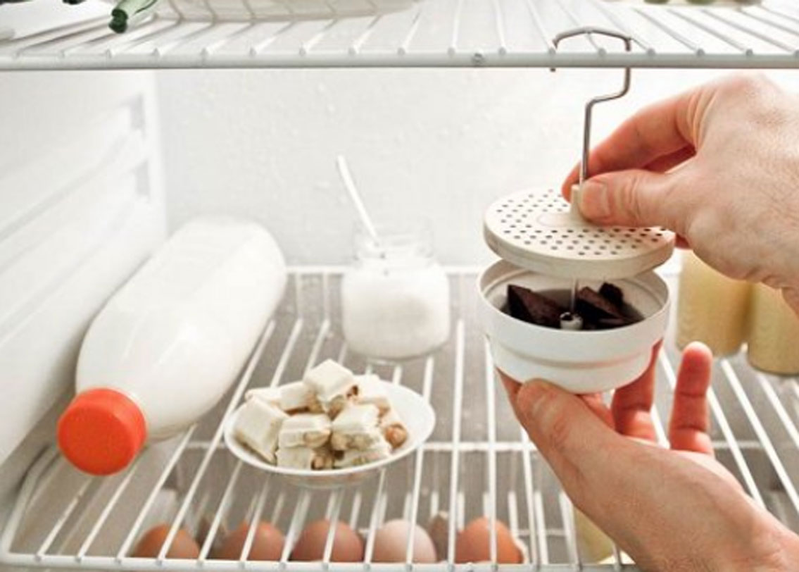 ফ্রিজে দুর্গন্ধের সঙ্গে আমরা কম-বেশি সকলেই পরিচিত। একটা কাপে কিছুটা কফি রেখে দিন ফ্রিজের মধ্যে। কফির সমস্ত দুর্গন্ধ টেনে নেবে। ফ্রিজকে দুর্গন্ধ মুক্ত রাখবে।