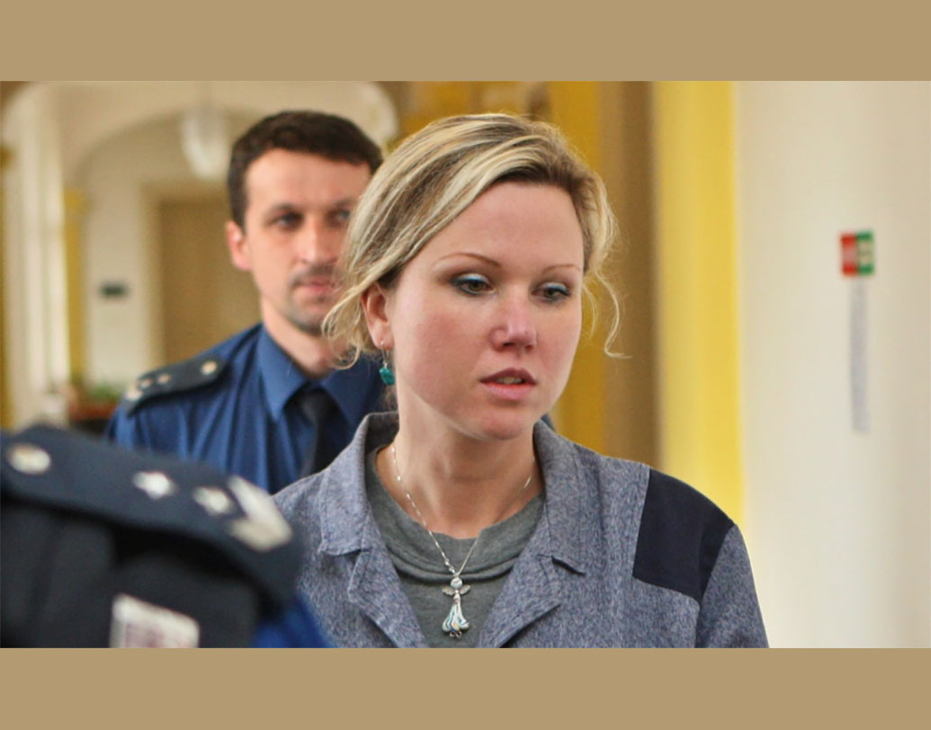 ২০০৮-এ ন’বছরের জেল হয়েছিল চেক প্রজাতন্ত্রের নাগরিক ক্লারা মোরোভার। ৮ ও ১০ বছরের দুই ছেলের মা ক্লারা তার আত্মীয়দের সঙ্গে নিজের বাচ্চাদের বন্দি বানিয়ে মারধর করা থেকে শুরু করে যৌন অত্যাচার, সবই চালাত। এমনকি, ৮ বছরের ছেলে অন্দ্রেজকে জোর করে নিজের মাংস খেতেও বাধ্য করেছিল ৩১ বছরের ক্লারা।