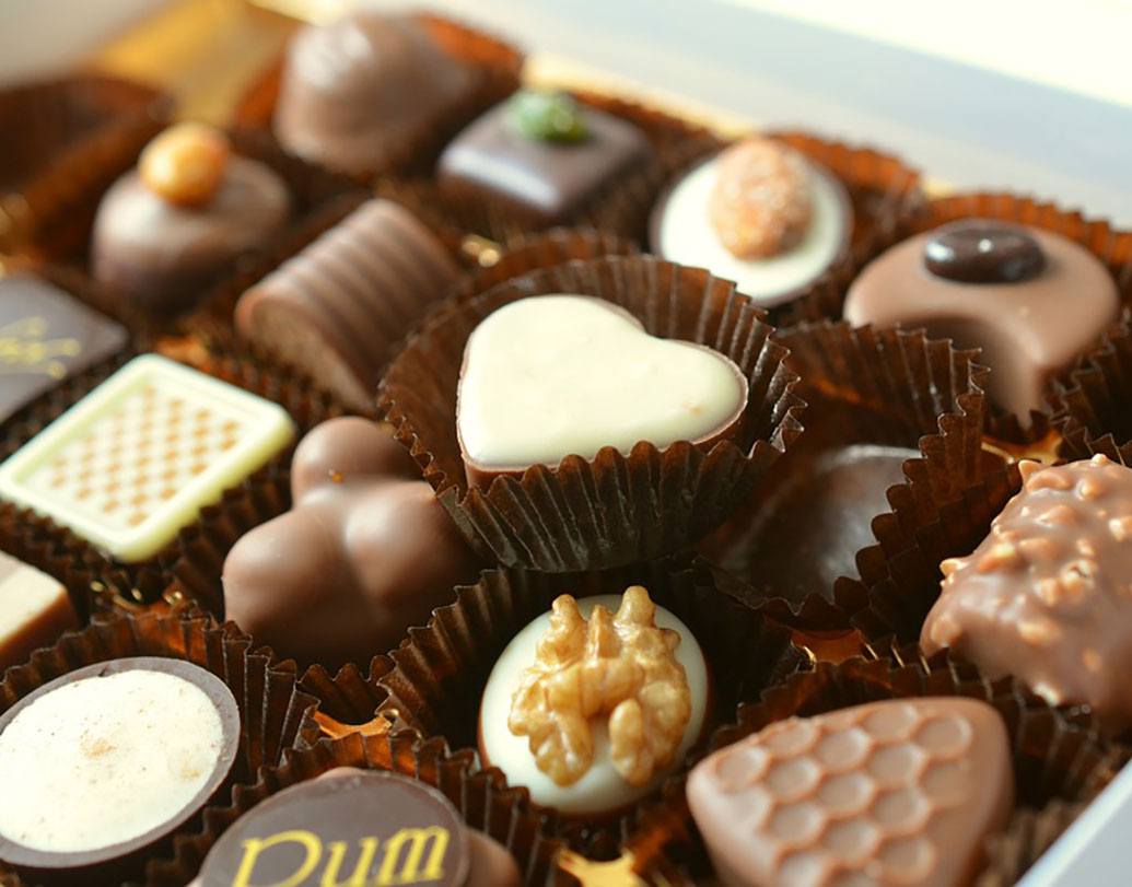 আঠারো শতকের সাতের দশকে ইংল্যান্ডের ব্রাইটনে বহু মানুষ চকোলেট খেয়ে অসুস্থ হয়ে পড়েন। তদন্তে জানা যায়, চকোলেট কিনে তাতে কীটনাশক মিশিয়ে ফের তা দোকানে ফিরিয়ে দিত ক্রিস্টিনা এডমুন্ডস। তা খেয়েই অসুস্থ হয়ে পড়েন ক্রেতারা। মৃত্যু হয় এক শিশুরও। গ্রেফতারির পর আজীবন জেল হয় ক্রিস্টিনার। ১৯০৭-এ জেলেই মারা যায় সে।