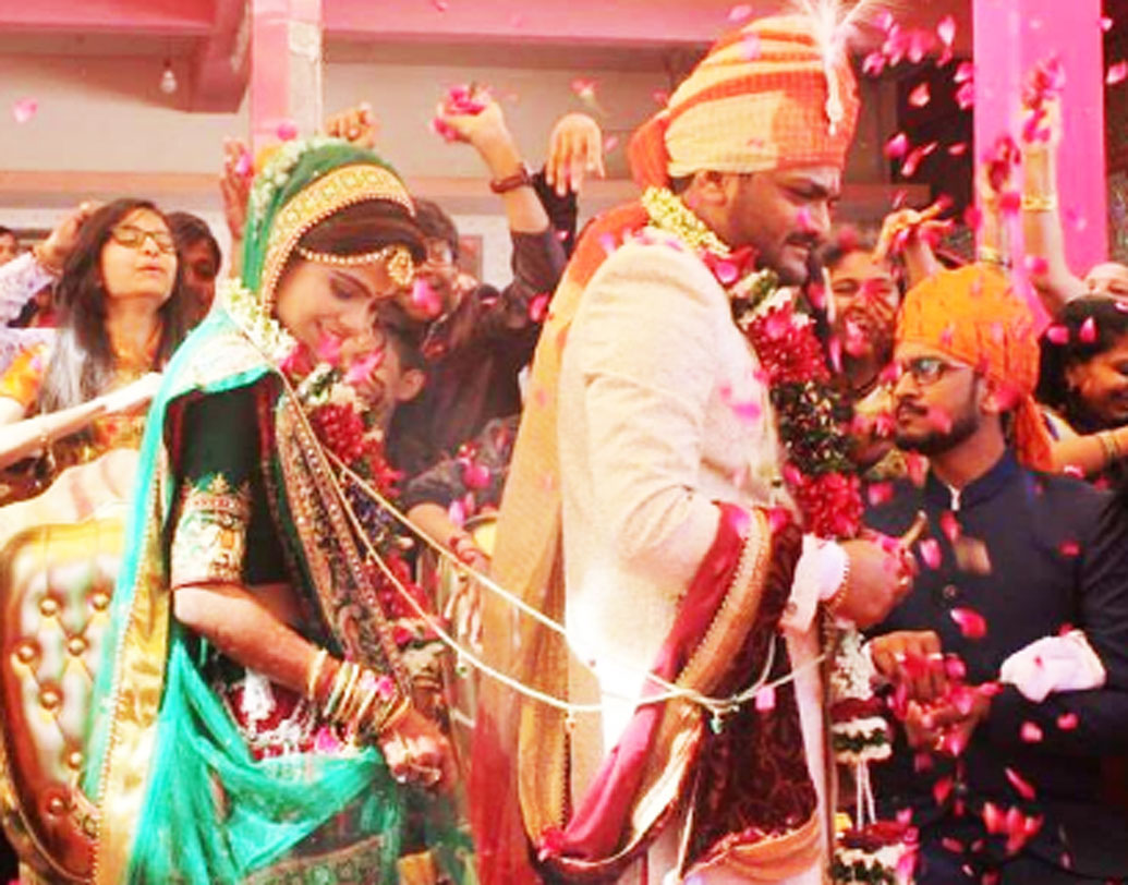 সুরেন্দ্রনগরের মুলি তালুকায় দিগসার গ্রামের একটি মন্দিরে কিঞ্জলকে বিয়ে করেন হার্দিক। বিয়ে সে রকম জাঁকজমক ভাবে না হলেও আমদাবাদে রিসেপশন পার্টি হবে হার্দিক এবং কিঞ্জলের।