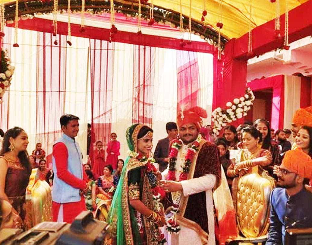 আমদাবাদের বীরমঙ্গমের মেয়ে কিঞ্জল পারিখ। পরিবারের সঙ্গে সুরাতেই থাকবেন হার্দিক পত্নী।