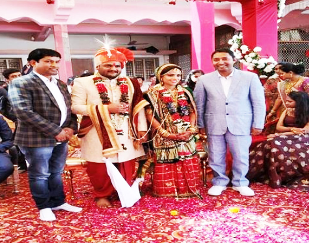 হার্দিকের বাবা ভরত পটেলের কথায়, ‘অনেক আগেই ওঁদের দু’জনের বিয়ে হওয়ার কথা ছিল। কিন্তু নানান কারণে পিছিয়ে দেওয়া হয় বিয়ের দিনক্ষণ।’