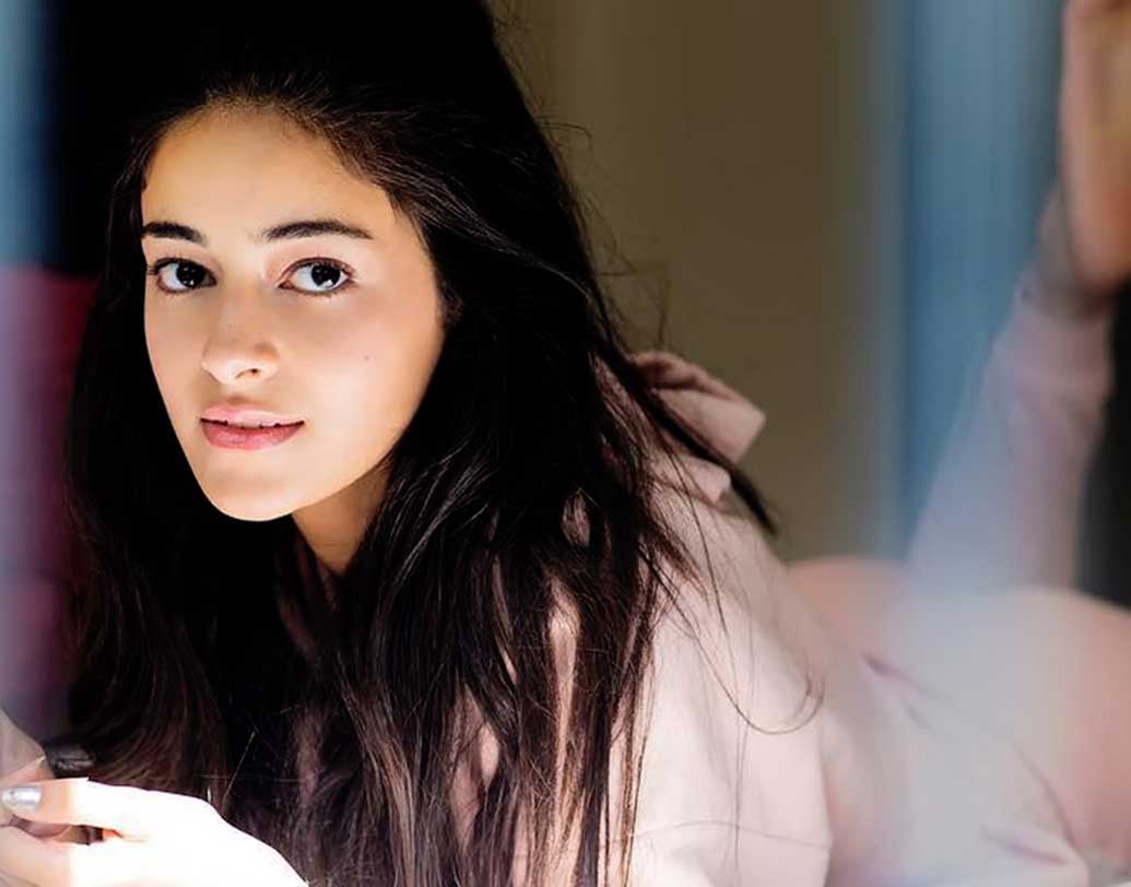 অনন্যা পাণ্ডে: চাঙ্কি পাণ্ডের মেয়ে অনন্যা পাণ্ডে ‘স্টুডেন্ট অব দ্য ইয়ার ২’ ছবিতে ডেবিউ করতে চলেছেন। কর্ণ জোহরের হাত ধরেই বলিউডে প্রবেশ করছেন তিনি।