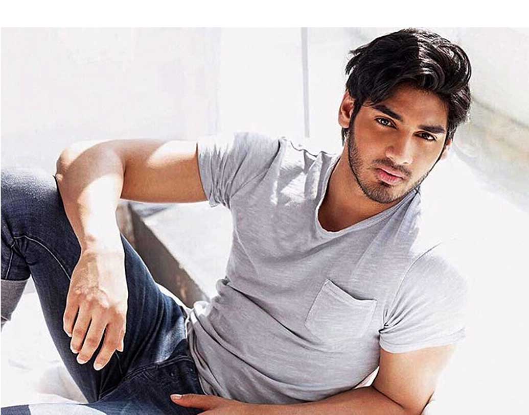 আহান শেট্টি: সাজিদ নাদিয়াদওয়ালা তেলুগু একটি ছবির রিমেক বানাচ্ছেন। বলিউডে সেই ছবিতে ডেবিউ করবেন সুনীল শেট্টির ছেলে আহান শেট্টি।