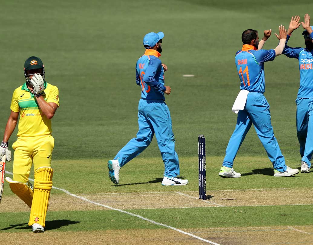 পেসারদের দাপটে টস জিতে ব্যাট করতে নেমে কখনই স্বস্তিতে ছিল না কিউইরা। ২৬ রানের মধ্যেই দুই ওপেনারকে ফেরান শামি-ভুবি। উইলিয়ামসনও উইকেটে থাকতে পারেননি বেশি ক্ষণ।