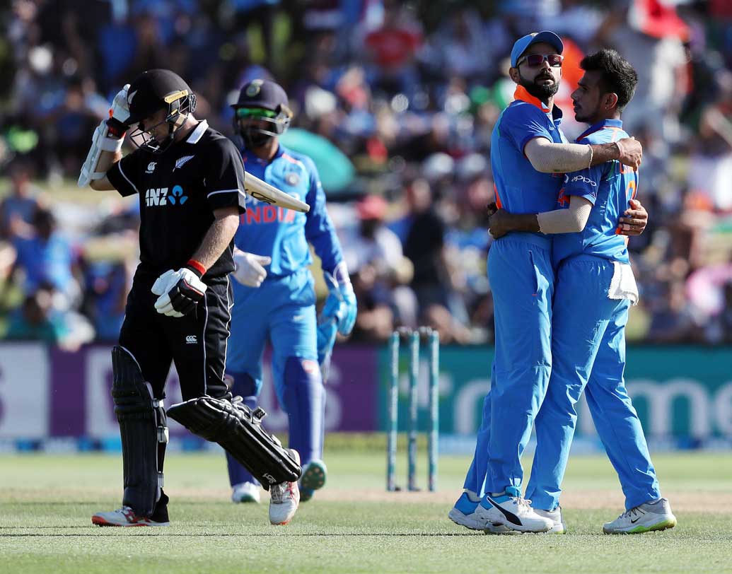 ভারতের স্পিনার জুটি এ দিনও সফল। কুলদীপ ভাল বল করলেও উইকেট পাননি। চহাল ৫১ রান দিয়ে পেলেন ২ উইকেট।