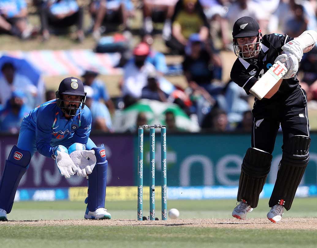 মহেন্দ্র সিংহ ধোনির পরিবর্তে দলে এলেন দীনেশ কার্তিক। হ্যামস্ট্রিংয়ের সমস্যার জন্য সোমবার বিশ্রাম দেওয়া হয়েছে মাহিকে। ধোনি শেষ মুহূর্তে বাদ পড়ায় দলে আসেন দীনেশ কার্তিক। ৩৮ বলে অপরাজিত ৩৮ রান করে দলকে সিরিজ জেতান ডিকে।