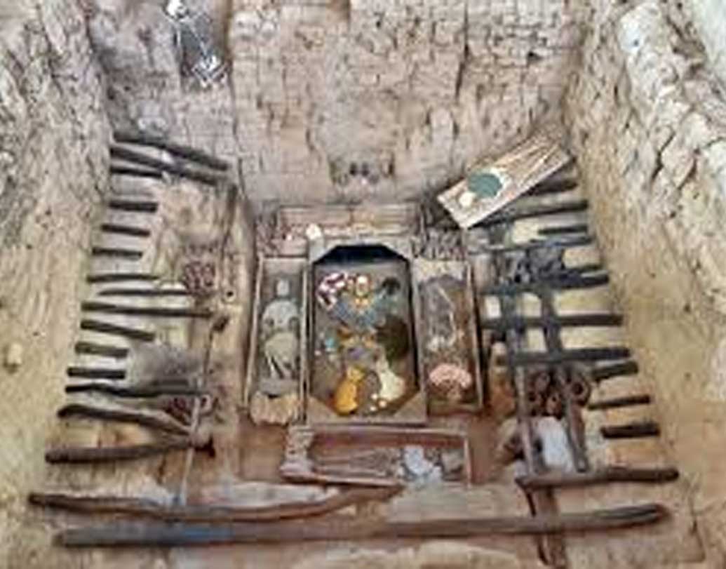 প্রত্নতত্ত্ববিদদের অপর অংশের দাবি, এটি ইনকা সভ্যতারও আগে কোনও প্রাচীন সভ্যতার প্রত্নতাত্ত্বিক সামগ্রী। এমনকি এটির বয়স প্রায় ১০ হাজার থেকে ১২ হাজার তো বটেই, দাবি করেছেন কেউ কেউ।