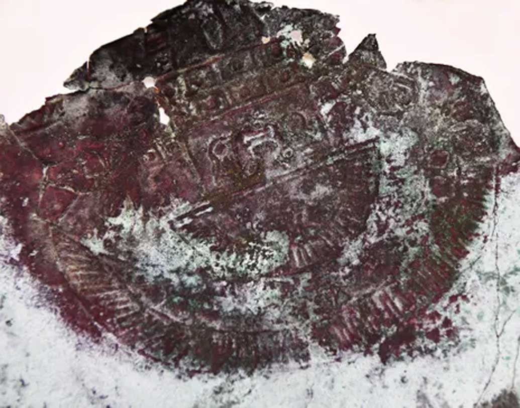 প্রত্নতত্ত্ববিদদের অপর অংশের দাবি, এটি ইনকা সভ্যতারও আগে কোনও প্রাচীন সভ্যতার প্রত্নতাত্ত্বিক সামগ্রী। এমনকি এটির বয়স প্রায় ১০ হাজার থেকে ১২ হাজার তো বটেই, দাবি করেছেন কেউ কেউ।  তবে এখনও পর্যন্ত  সবচেয়ে প্রাচীন ‘ফিউনারেল মাস্ক’-এর বয়স ২৫০০ বছর। তাই এটি নিয়ে গবেষণা চলছে জোরকদমে।  তবে এটি যে দক্ষিণ আমেরিকারই কোনও প্রাচীন সভ্যতার ‘ফিউনারেল মাস্ক’ তা নিয়ে সন্দেহ নেই ইতিহাসবিদদের।