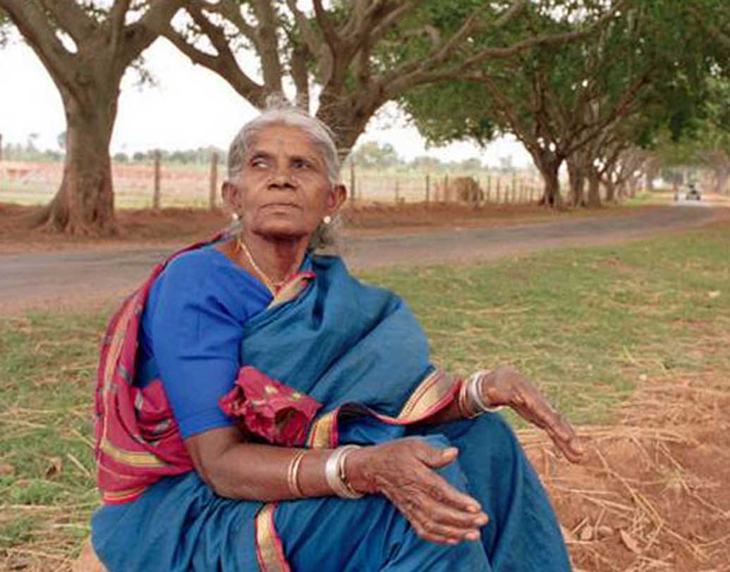 কর্নাটকের গুব্বি তালুকের বাসিন্দা বেকাল চিক্কাইয়ার সঙ্গে থিম্মাক্কার বিয়ে হয়েছিল। সন্তান না হওয়ায় স্বামীর সঙ্গে অনন্য এক সিদ্ধান্ত নেন তিনি। ঠিক করেন, গাছ লাগাবেন। আর তাদেরই বড় করবেন সন্তানস্নেহে।