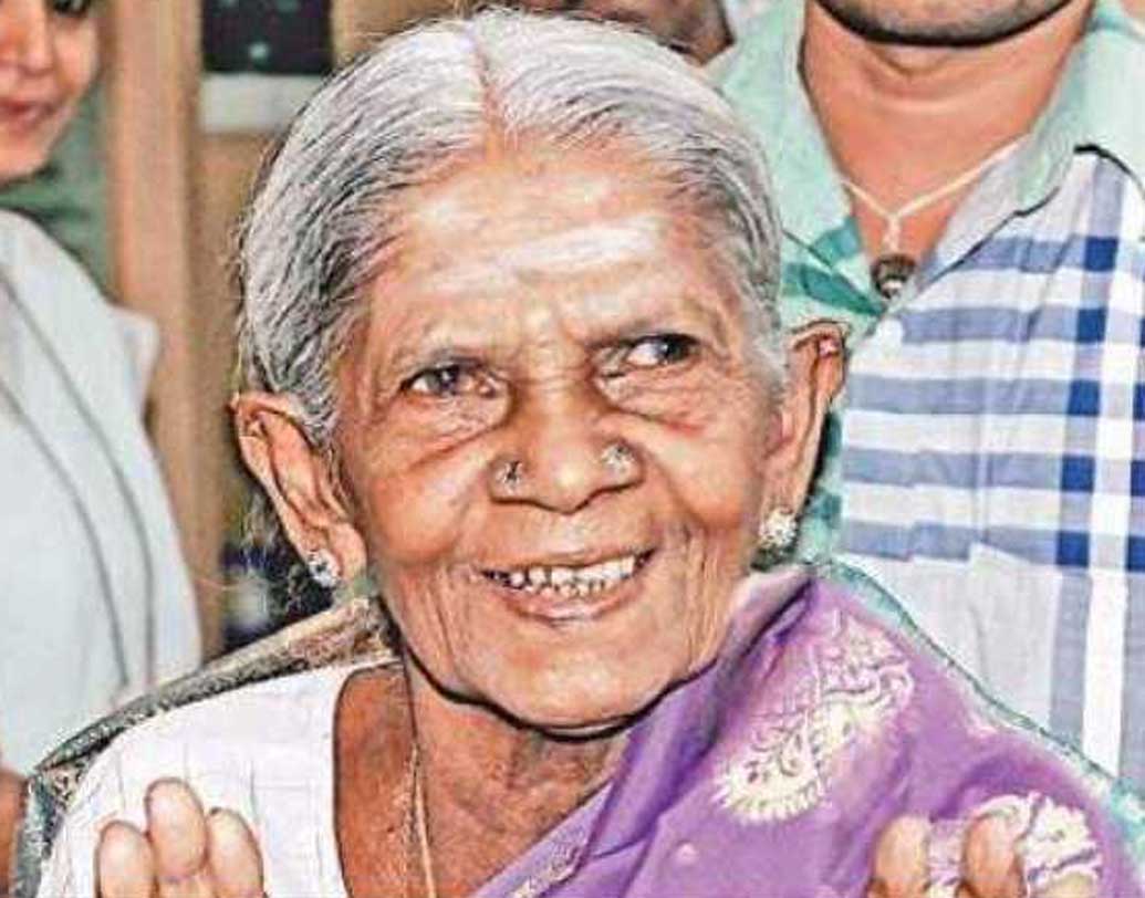 থিম্মাক্কার কিন্তু কোনও ডিগ্রি নেই। গ্রামের আর পাঁচজন দরিদ্র ভারতীয় মহিলার মতোই শ্রমিক হিসেবে কাজ করে রুটিরুজি চালানো এক নারী।