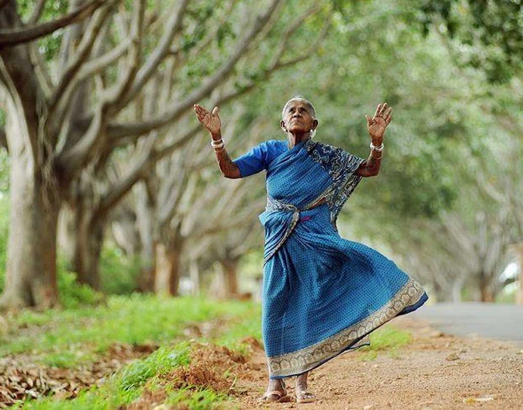 শুরুটা কী ভাবে হল? প্রথম বছরে ১০টি, দ্বিতীয় বছরে ১৫টি, তৃতীয় বছরে ২০টি বটগাছের চারা লাগালেন। এক সময় এই সন্তানদের দেখাশোনার জন্য দিনমজুরির কাজও ছেড়ে দেন চিক্কাইয়া। থিম্মাক্কা রোজগার করতেন, আর বাড়ি ফিরে স্বামীর সঙ্গে সন্তানদের দেখভাল করতেন।