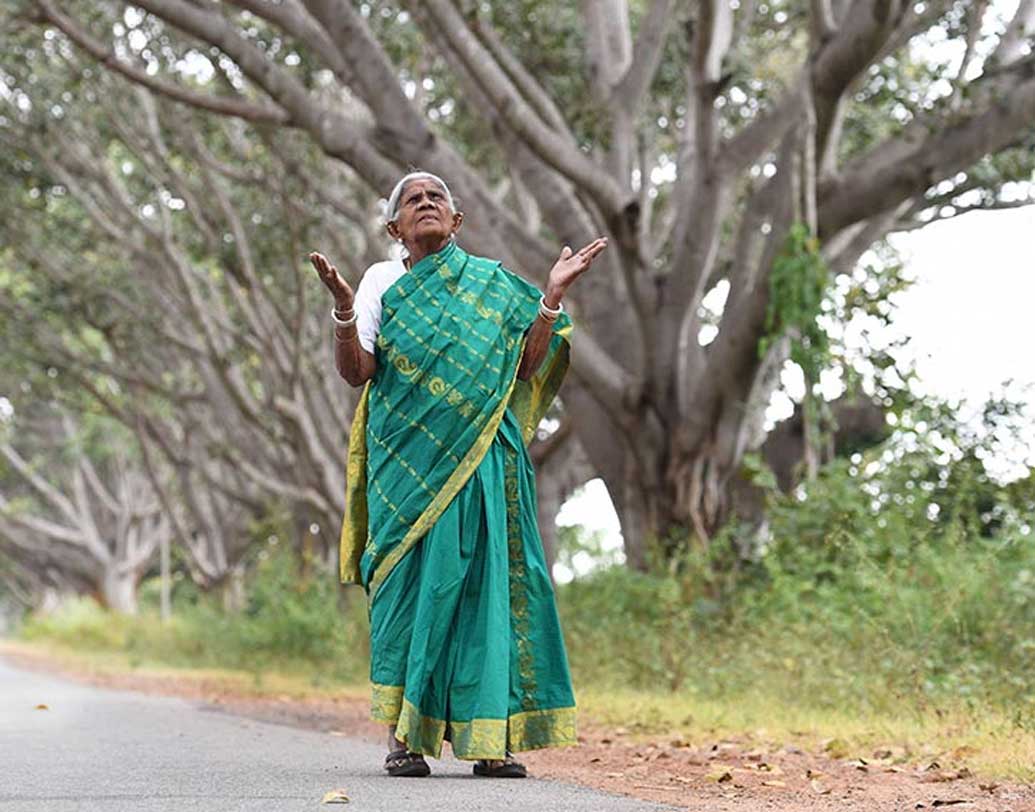 রোজ প্রায় চার কিলোমিটার পেরিয়ে তাঁরা এই গাছগুলিতে জল দেওয়ার কাজ করতেন। গবাদি পশুর হাত থেকে চারাগাছগুলিকে বাঁচাতে কাঁটাতারের বেড়াও বানিয়ে দেন।