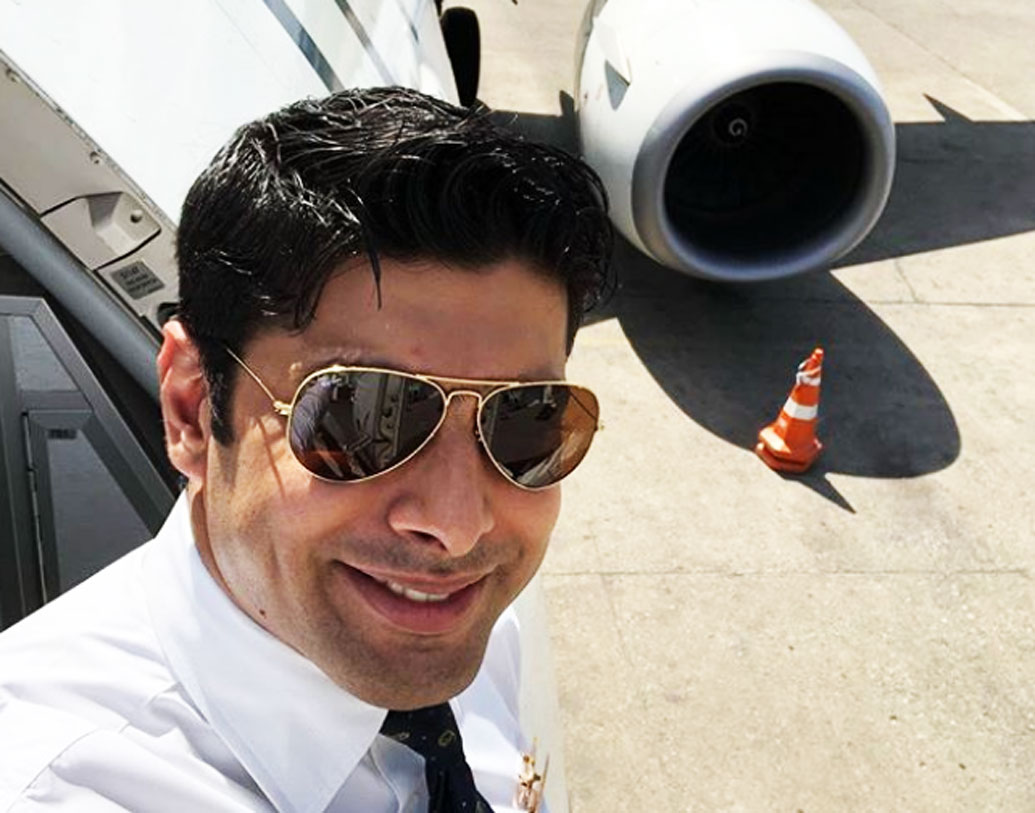 যাঁর সঙ্গে শ্রাবন্তীর সম্পর্কের কথা শোনা যাচ্ছে, তিনি একটি বিমান সংস্থার কেবিন ক্রু সুপারভাইজার রোশন সিংহ।